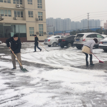 冒严寒，开云足球员工扫雪除冰忙