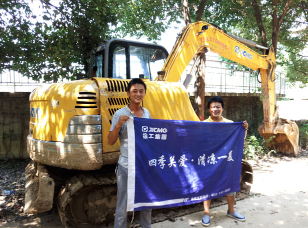 开云足球徐挖服务与客户在挖掘机前合影