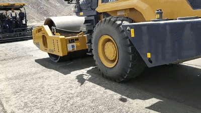 徐工XS365大吨位压路机在海拔3700米的拉日高速施工现场