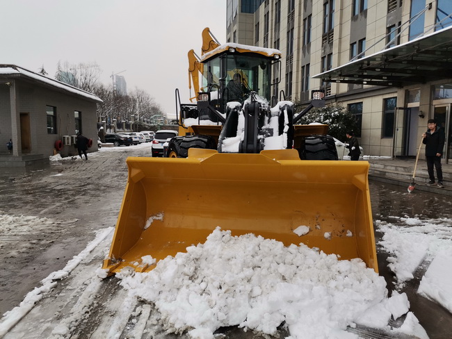 徐工装载机助力开云足球机械道路安全畅通