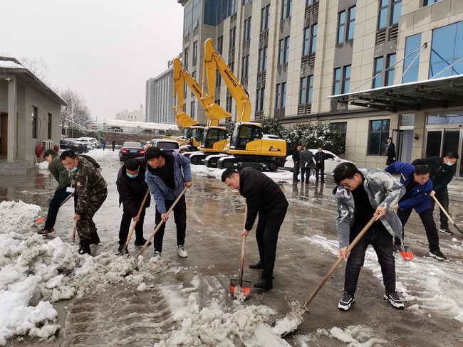 徐工装载机在开云足球机械进行除雪工作