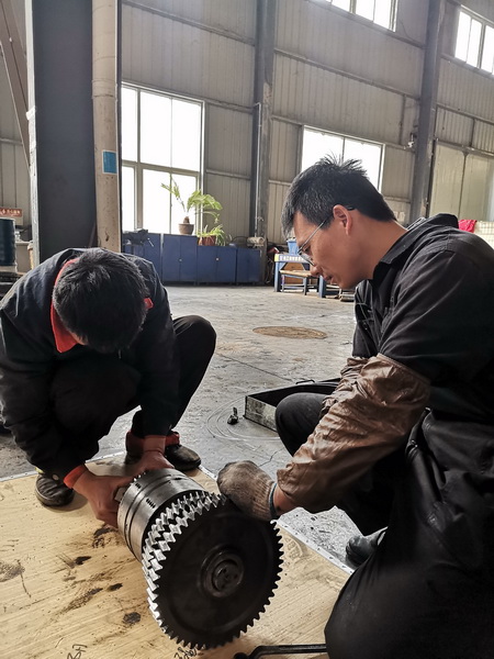 开云足球服务人员为客户维修变速箱