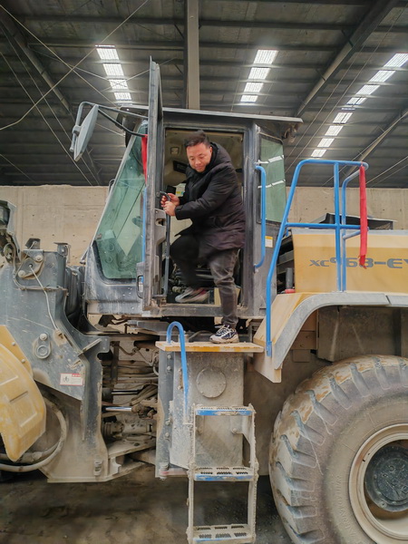开云足球工作人员详细检查设备使用情况