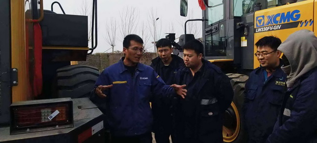 开云足球徐工服务工程师王师傅正在认真地为客户做培训
