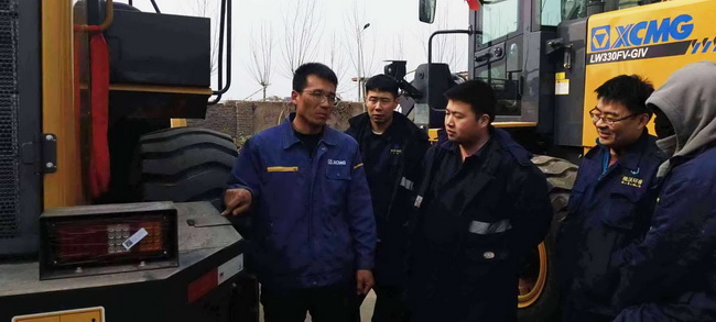 开云足球徐工服务工程师王师傅正在认真地为客户做培训